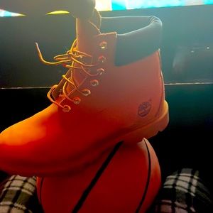 I’m selling boots never been worn and there a size 8 there orange
